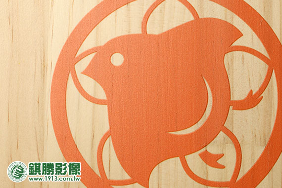 WO01011 花千鳥茶道門牌－【局部】因上方的橘色LOGO屬於較淺色，為避免顏色受底材影響，故本次製作時有特別加印白墨使橘色LOGO更飽和。