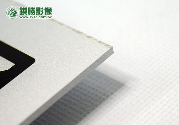 ACB05006 銀底號碼牌－【側面】