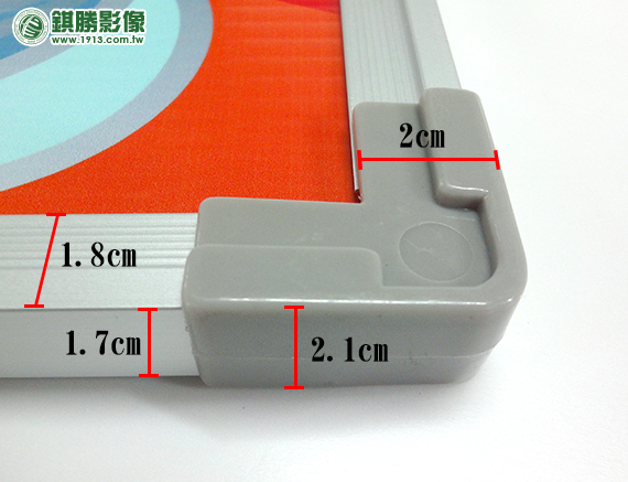 SW0304 黑白板鋁框－【邊角】鋁框：寬度1.8cm、厚度1.7cm。