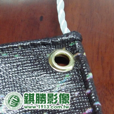 OU0202 帆布720dpi－2. 包繩+銅釦-懸掛位置有強風時，建議使用此加工方式。